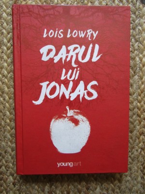 LOIS LOWRY - DARUL LUI JONAS * ILUSTRATII PAUL COX , 2013 ( CARTONATA ) foto