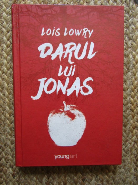 LOIS LOWRY - DARUL LUI JONAS * ILUSTRATII PAUL COX , 2013 ( CARTONATA )