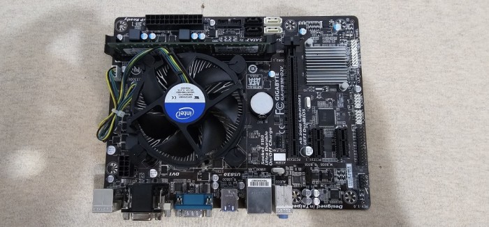 PLACA DE BAZA GIGABYTE GA-H81M-D2V + PROCESOR INTEL i3-4130/3,40 GHz + RAM 4 GB .