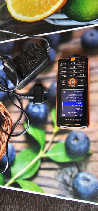 SONY ERICSSON W200i + INCARCATOR . FUNCTIONEAZA ORANGE .