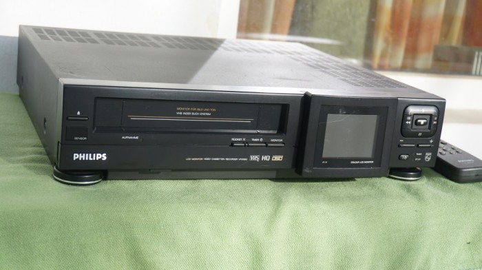 Video recorder VHS Philips VR6880 cu monitor LCD
