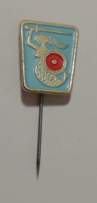 QW9 N7 67 - insigna - heraldica - Sirena cu spada si scut