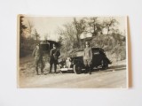 Foto colecție 83x56 mm anii 30 cu ofițeri naziști l&acirc;ngă autoturism Adler Trumpf model Cabrio-Limousine decapotabil cu sigla vulturului nazist pe grilă
