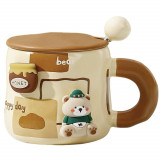 Cana cu capac din ceramica si lingurita Pufo Happy Bear pentru cafea sau ceai, 350 ml