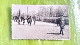 G632-I-CP-Foto Defilare Armata Romana interbelica regalista probabil Orastie- Ofiter cu Sabie stare buna. Marimi: 13,5/ 8 cm.
