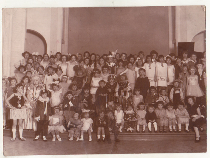 bnk foto Copii la serbare - anii `30