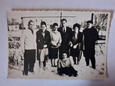 Fotografie dimensiune 6/9 cm de grup din Videle județul Teleorman &amp;icirc;n 1965 foto