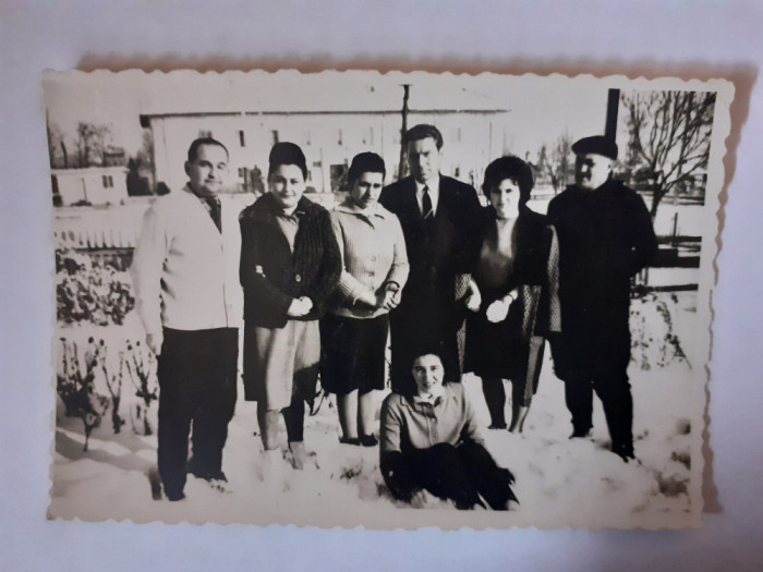 Fotografie dimensiune 6/9 cm de grup din Videle județul Teleorman &icirc;n 1965
