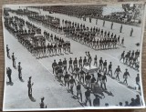 Studenti romani la o manifestatie// fotografie perioada comunista, Romania 1900 - 1950, Portrete