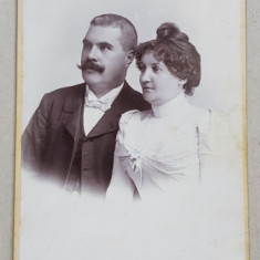 CUPLU POZAND IN STUDIO , FOTOGRAFIE TIP CABINET , STUDIO SINAYBERGER BELA , BUDAPESTA , PE CARTON , DATATA 1902
