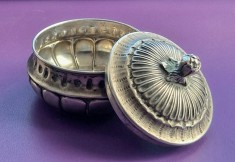 bomboniera cutie din argint .800 vintage cca. 1960 motive geometrice si flare in relief pe capac