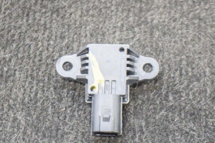 Senzor de impact dreapta față VOLVO V40 Hatchback 2016 OEM: 31360986 10951158