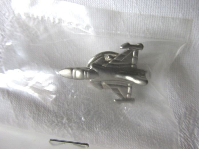 Insigna - pin Avion de lupta [1]. Argintie, Noua, in protectie