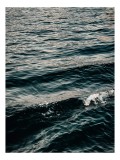Tablou Canvas, "Valuri &icirc;n lumina amurgului marin", Ape, Valuri, Reflexii, Texturi, Mișcare, Ocean, Profunzime, Calm., 26 x 39 cm, CMCLASS