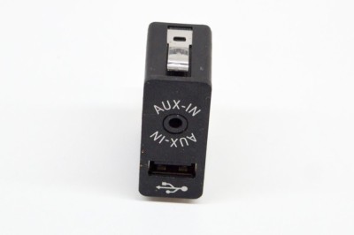 Port USB/AUX-In BMW i3 I01 2017 OEM: 9266607 17349750 foto