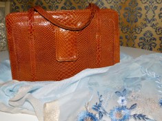 Poseta vintage deosebita , esarfa noua brodata , cadou