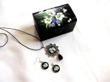 set cadou , cutiuta decorata si set bijuterii sticla cu flori albe si mov 35528