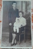 Fotografie tip carte postala, necirculata, familie cu un copil, 1941