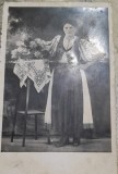 Fotografie tip carte postala, femeie in costum popular, 1945