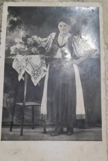 Fotografie tip carte postala, femeie in costum popular, 1945
