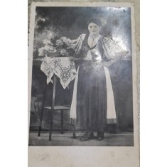 Fotografie tip carte postala, femeie in costum popular, 1945