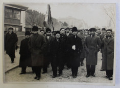 MARINARI SUPRAVIETUITORI AI NAUFRAGIULUI VASULUI ITALIAN &amp;#039; SANTONI&amp;#039; IN CORTEGIU FUNERAR , FOTOGRAFIE SEMNATA J . BERMAN , 1935 foto