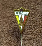 Insigna (model vechi anii`60) fotbal - PETROLUL PLOIESTI (varianta 1)