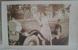 Fotografie tip carte postala, mama si copil cu autoturismul, perioada interbelica