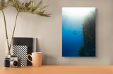 Tablou Canvas, "Scufundare printre bancuri de pești", Scafandru, Ocean, Lumină, Recif, Pești, Albastru, Razele-Soarelui, Profunzime, Curaj, Aventură,