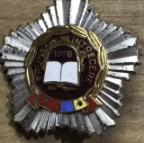 (H) [Faleristică RSR] Insignă Mare Stea Fruntaș &icirc;n &Icirc;ntrecere - Cartea, 1976