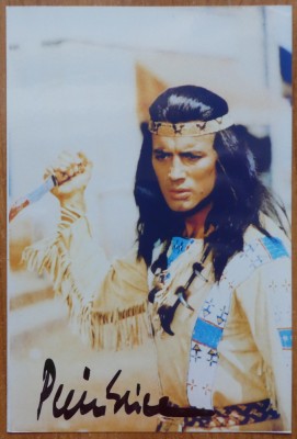 Autograf al actorului francez Pierre Brice cunoscut pentru rolurile din ciclul de filme cu Winnetou si Dacii, de Sergiu Nicolaescu foto