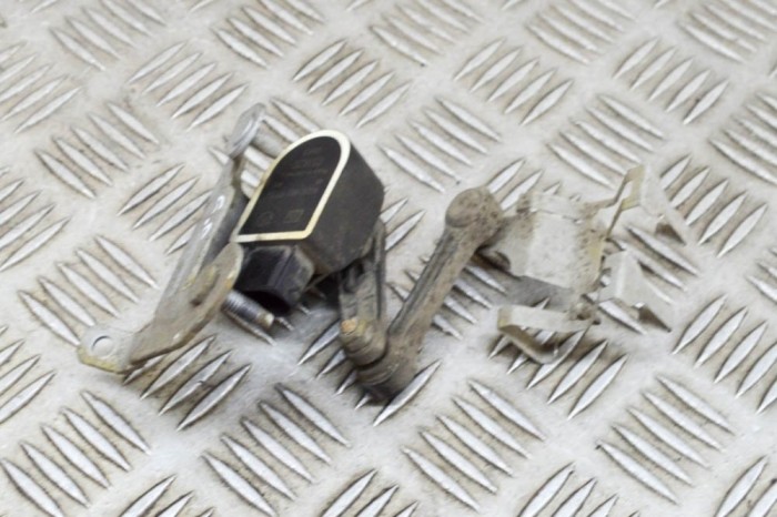 Senzor de nivel &icirc;nălțime dreapta spate MERCEDES-BENZ EQC 2020 OEM: A2139052002,A0009053704 17963986