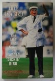 FREE AS A BIRD , THE LIFE AND TIMES OF HAROLD &#039; DICKIE &#039; BIRD by DAVID HOPPS , 1997 , PREZINTA URME DE UZURA