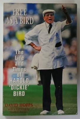 FREE AS A BIRD , THE LIFE AND TIMES OF HAROLD &amp;#039; DICKIE &amp;#039; BIRD by DAVID HOPPS , 1997 , PREZINTA URME DE UZURA foto