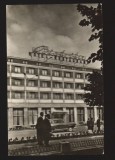 CPIB 19892 CARTE POSTALA - BACAU. HOTEL RESTAURANT &quot;BISTRITA&quot;, MASINA DE EPOCA, Circulata, Fotografie