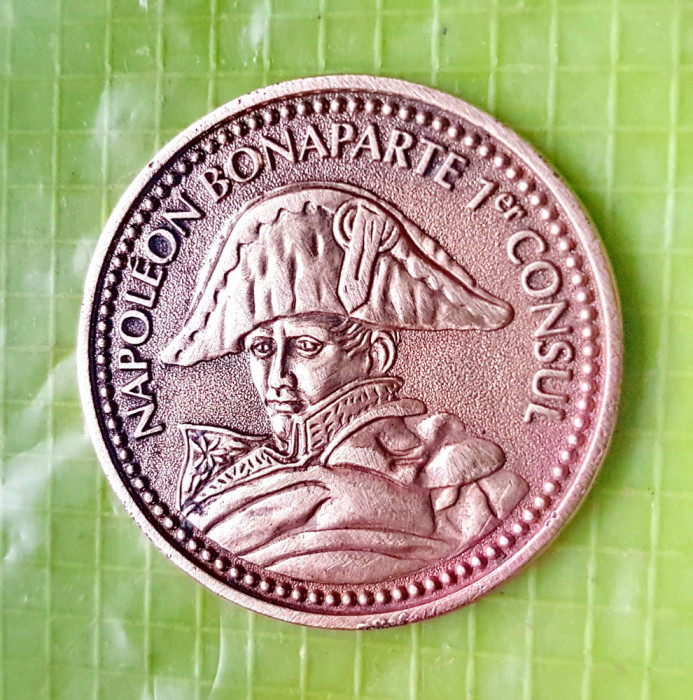 D584-Medalie veche NAPOLEON BONAPARTE Prim Consul bronz aurit 3.7 cm.