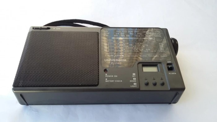 RADIO UNIVERSUM TR-1015 . FUNCTIONEAZA .