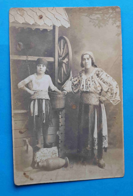 Costum popular traditional Romanesc - CP - Fotografie anii 1930 - La Fantana foto