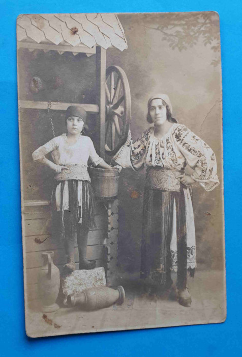 Costum popular traditional Romanesc - CP - Fotografie anii 1930 - La Fantana