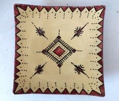 Farfurie decorativa ceramica SAFI Maroc, handmade, forma patrata 18.5x18.5cm, lut glazurat, pictata manual, semnata pe dos