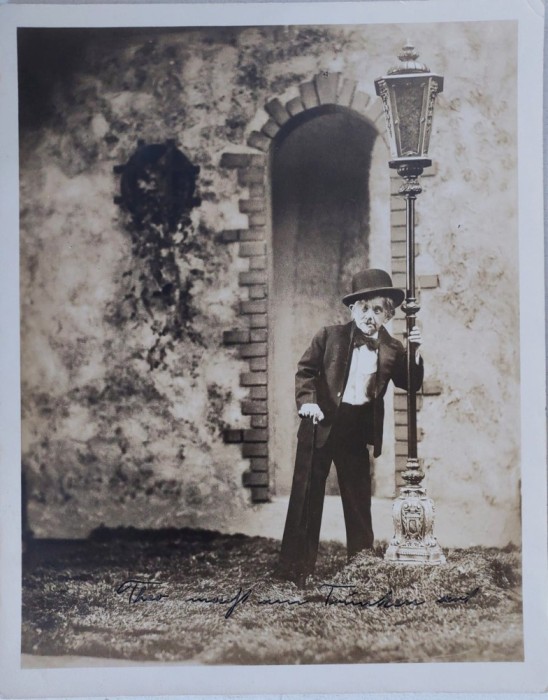 Fotografie veche 25x20 cm &ndash; personaj stil Charlie Chaplin l&acirc;ngă felinar, &icirc;nceput de secol XX, cu text scris de m&acirc;nă
