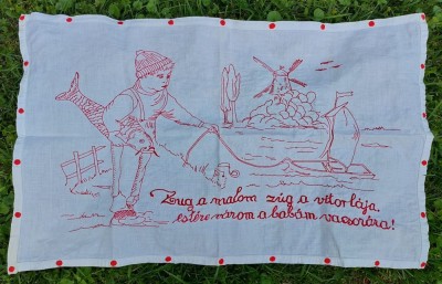 ** Peretar vechi cusut de mana pe panza, cu ata rosie, cu text in limba maghiara, Transilvania foto