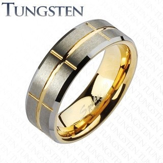 Inel din tungsten &icirc;n două culori, argintiu şi auriu, crestături, 8 mm - Marime inel: 62