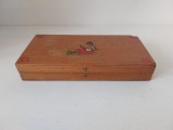 * Penar vechi din lemn, romanesc, cu fetita in costum popular, litografie, RSR, 22x10.5 x 4 cm