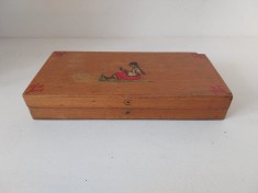 * Penar vechi din lemn, romanesc, cu fetita in costum popular, litografie, RSR, 22x10.5 x 4 cm