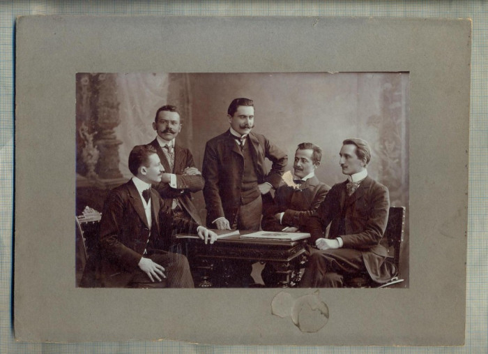 AB FOTO CABINET 216 - GRUP DE BARBATI IN TINUTA DE EPOCA-,,MARTONFFY GY. UTODA&quot;