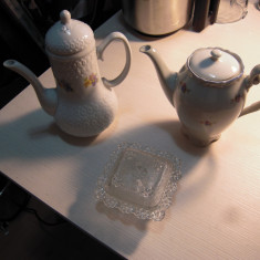 LOT de 2 ceainice cu capac din portelan H=18, 15 cm si bomboniera din sticla