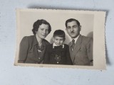Fotografie veche 1948, familie tanara cu copil / baieitel, Transilvania, facuta tip carte postala, scrisa in maghiara