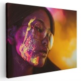 Tablou femeie cu pudra fluorescenta pe fata Tablou canvas pe panza CU RAMA 60x90 cm
