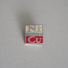 M3 Q 98 - insigna - initialele NICU - caractere slavone